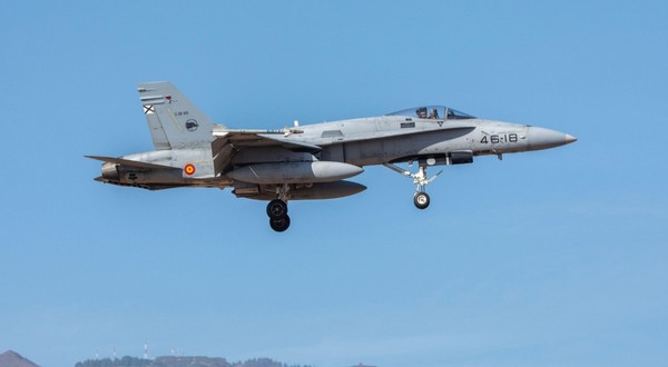 Avion F-18 în zbor