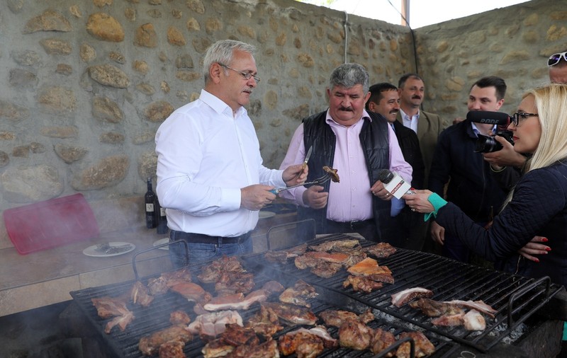FOTO | Dragnea a făcut friptură şi bulz cu oierii din Poiana Sibiului. Liderul PSD va apărea din nou la Viața Satului!