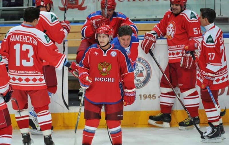 Aşa sportiv mai rar! Putin, la un antrenament cu legende ale hocheiului sovietic