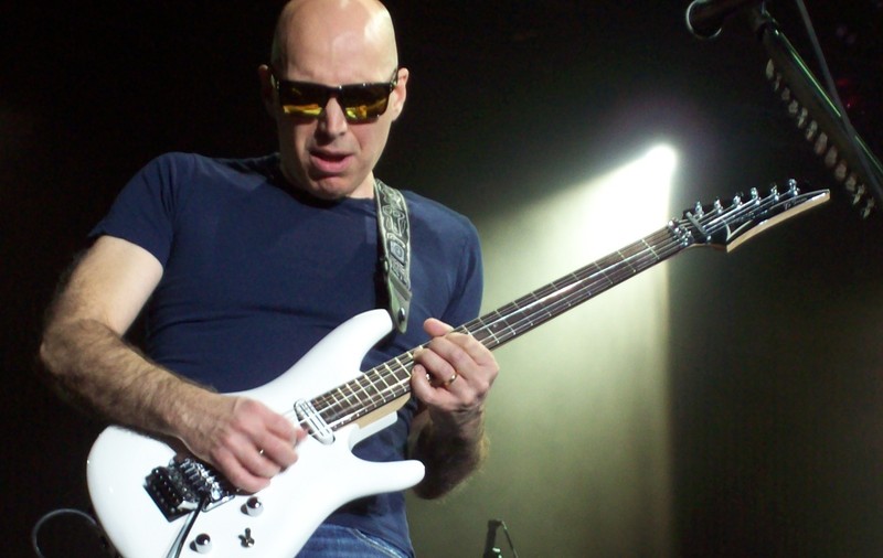 Cel mai cunoscut chitarist rock al lumii, Joe Satriani revine în concert la Bucureşti