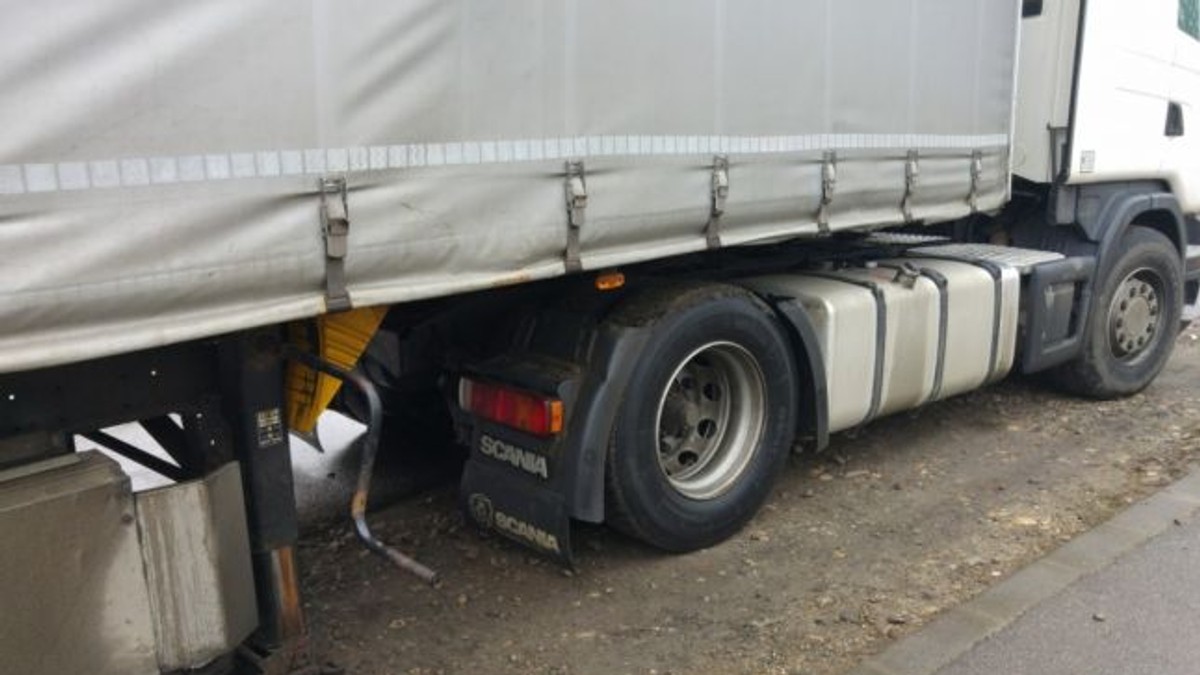 Șofer rămas blocat sub camion în Târgoviște