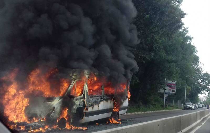 Un microbuz a luat foc şi a ars în totalitate, miercuri, pe șoseaua Pipera