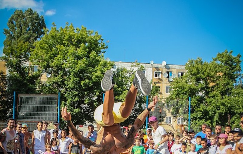 Nu, nu e imaginea cu susul în jos! E doar Alex, care face tumbe! FOTO