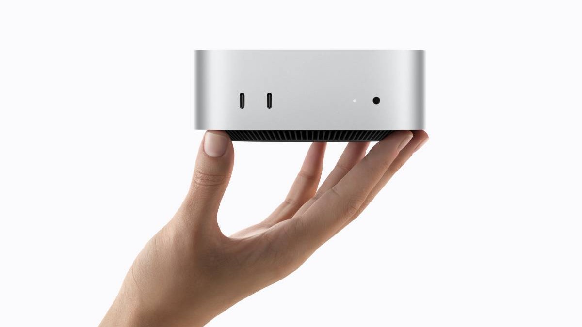 Noul Mac mini, în mâna unei femei.