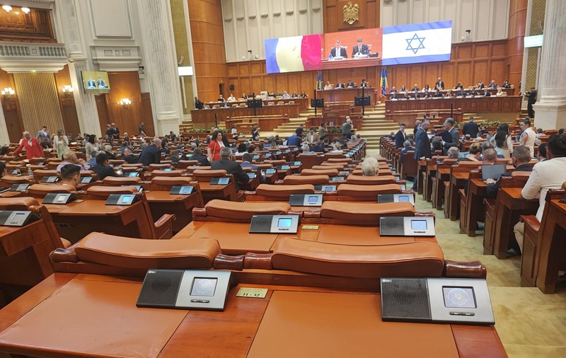 Comemorarea pogromului de la Iași în Parlamentul României: prezență redusă, proteste anemice și selfie-uri