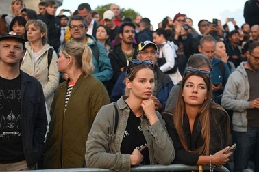 Oamenii adunați la Memorialul reginei Victoria, la momentul anunțului că a murit Elisabeta a II-a