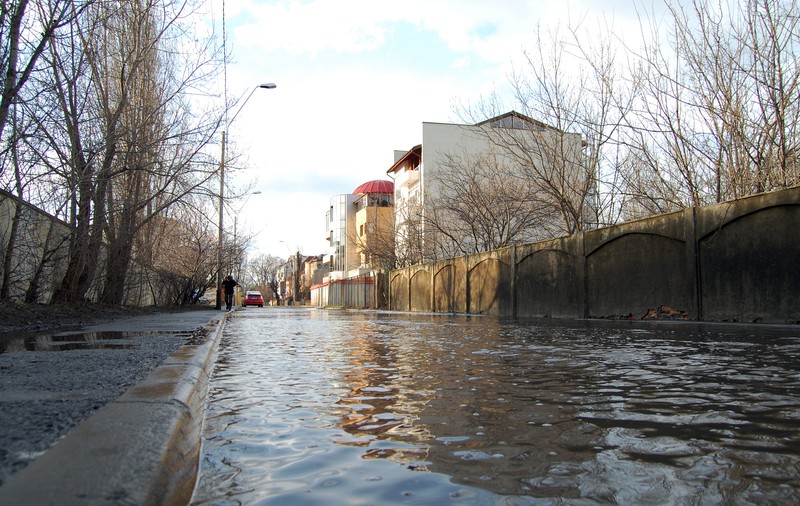 LPF a  intrat la apă! Strada pe care își are sediul a fost inundată / FOTO