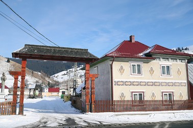 Ideea de a-și zugrăvi casele cu modele populare este veche de 8 decenii