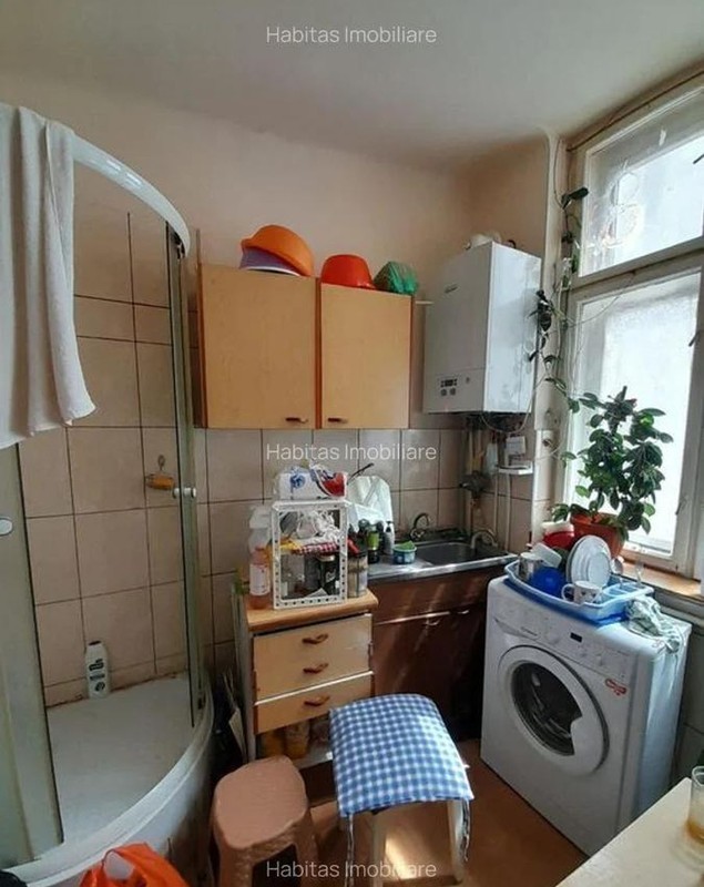 O garsonieră din Cluj, de 23 mp, cu dușul în bucătărie, este scoasă la vânzare cu 125.000 de euro
