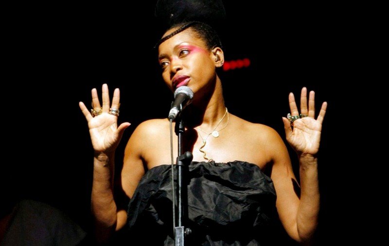 Erykah Badu, amendată cu 500 $ că s-a dezbrăcat pe locul unde a fost asasinat Kennedy