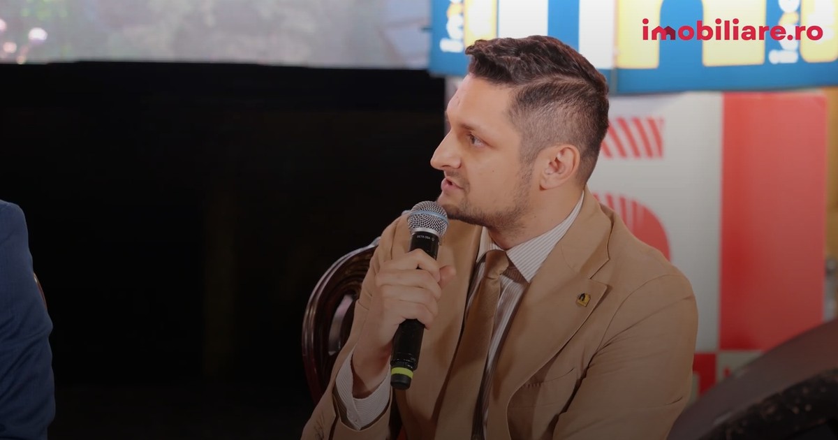 Andrei Cazacu, Franchise Network Director Imobiliare.ro Finance, la costum crem si cravata vorbeste la microfon