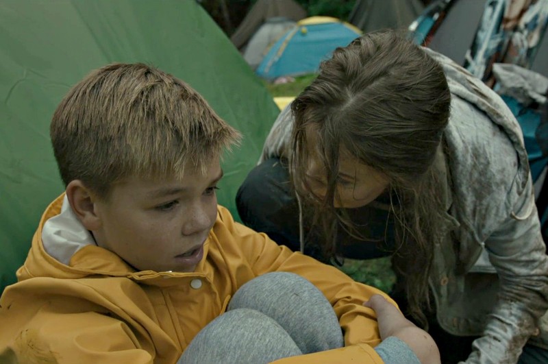 Căutându-și sora, Kaja se oprește lângă un copil paralizat de frică / Foto: Nordisk Film