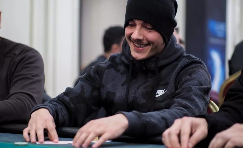 Alex, la masa de poker