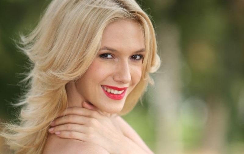 Ce timp de MACHIAJ preferă Adela Popescu și când a început să folosească produse de make-up