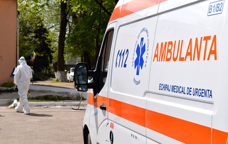 Fetiță de 12 ani din Bistriţa-Năsăud, dusă la spital în comă alcoolică dintr-un parc de la periferia orașului