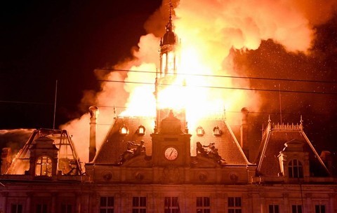 Turnul istoric de 43 de metri al Primăriei din Limoges, veche de 143 de ani, s-a prăbușit în flăcări în timpul revoltelor din Franța