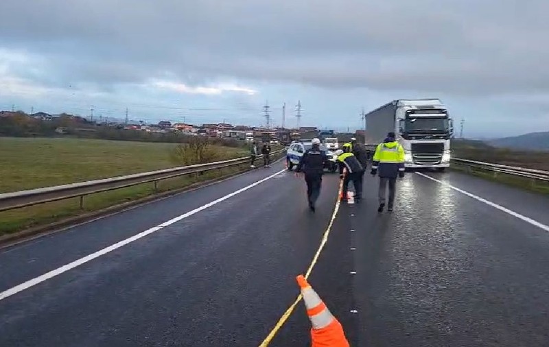 Un șofer de TIR a trecut peste o femeie, lovită de o altă mașină, și apoi a fugit, pe centura din Drobeta-Turnu Severin