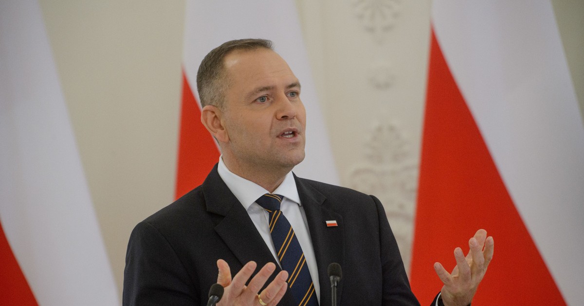 Președintele polonez Karol Nawrocki dă din mâini, în timpul unui discurs