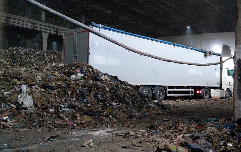Dosar penal pentru o hală în care Primăria Sectorului 3 a ascuns munți de gunoaie, în spatele construcției vizitate recent de Negoiță și Ciolacu