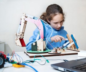 În Republica Moldova există școli, biblioteci și centre culturale care și-au înființat propriile cluburi de robotică. Foto: Shutterstock