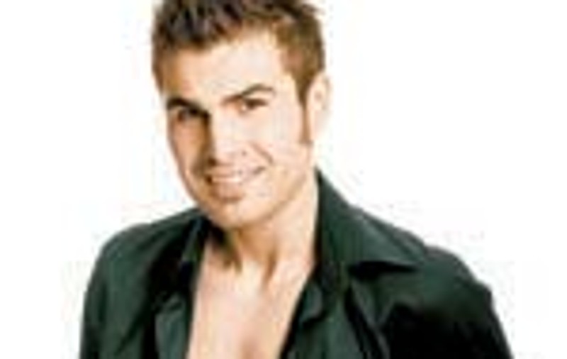 Adi Mutu isi arata muschii de pe abdomen in 'Men's Health'