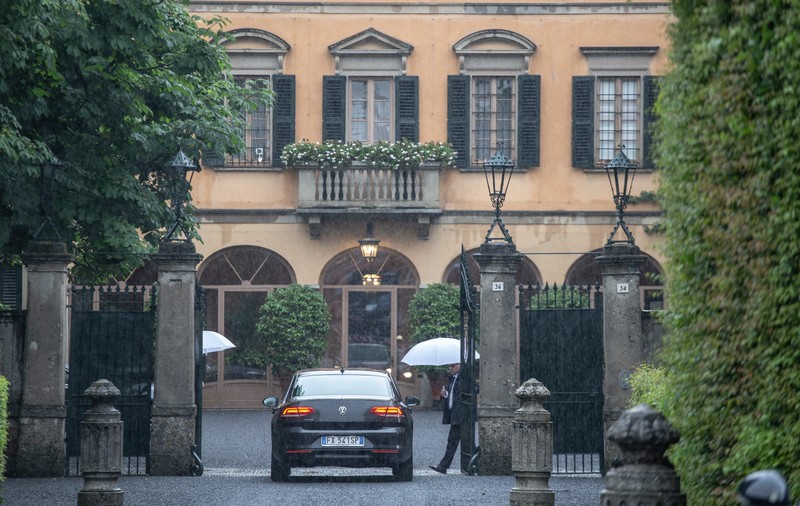 Vila lui Silvio Berlusconi de lângă Milano ar putea deveni muzeu. Ce opere de artă sunt expuse în cele 70 de camere care au cunoscut petrecerile sexuale „bunga bunga”