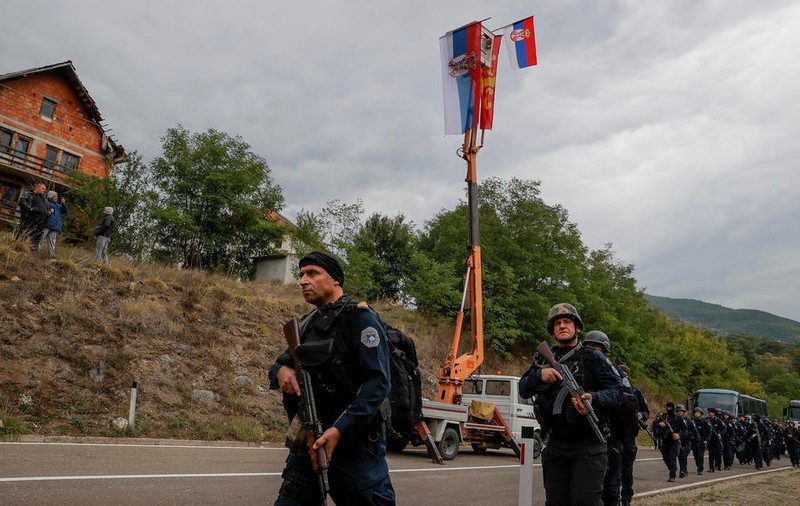 Poliția din Kosovo anunță că o patrulă a fost atacată în nord, la granița cu Serbia. „Au fost cel puţin zece împuşcături”