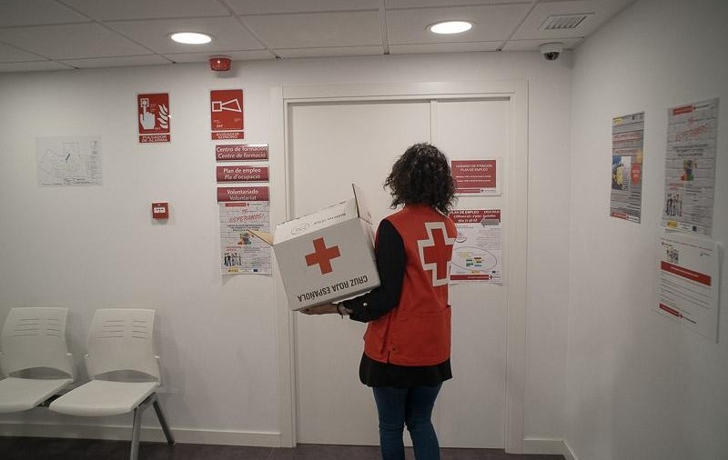 Crucea Roșie oferă alimente persoanelor vulnerabile și bătrânilor din județul Sibiu