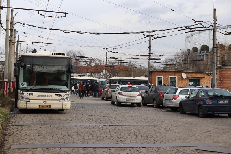 Comasați în curte, în jurul troleelor, angajații STB nu au dorit să iasă afară să vorbească cu jurnaliștii Foto: Eli Driu