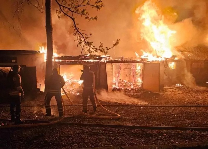 JD Vance avertizează că războiul dintre Rusia și Ucraina ar putea escalada într-un conflict nuclear. Imagine cu caracter ilustrativ: Pompieri ucraineni sting un incendiu izbucnit după un atac al Rusiei. Foto: Profimedia