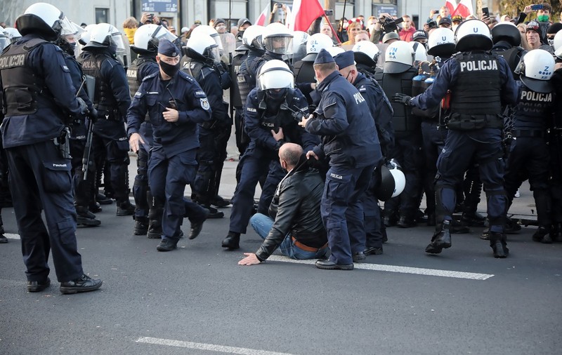 Protestele împotriva restricțiilor anti-COVID se țin lanț în Europa: peste 270 de oameni reținuți la Varșovia