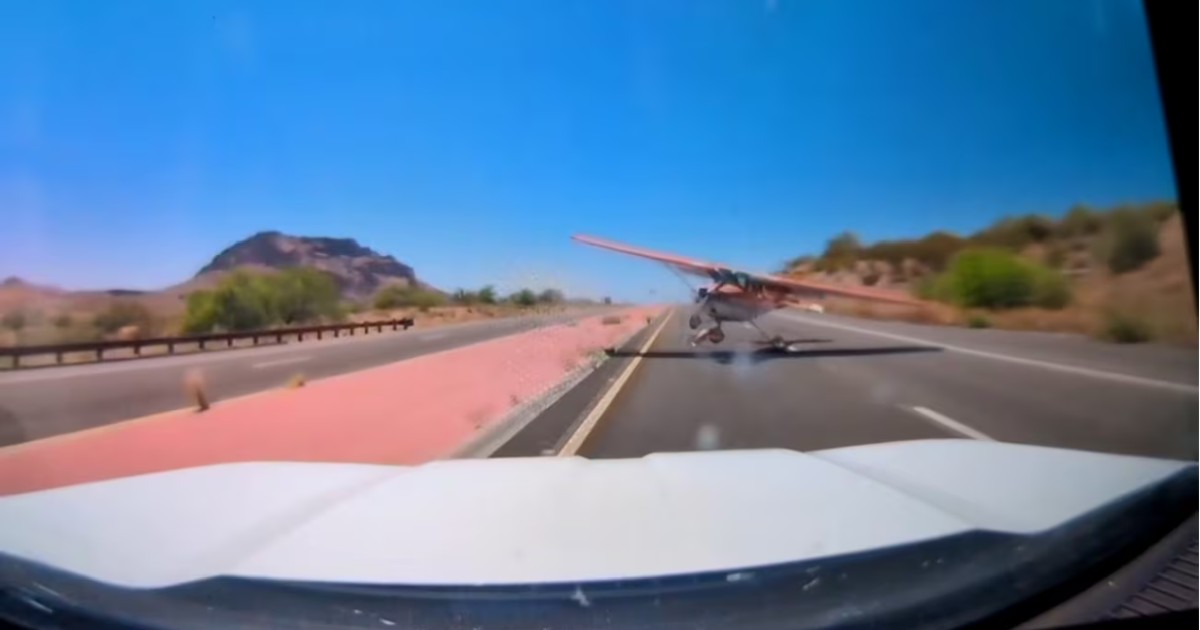 Un avion de mici dimensiuni este filmat de camera de bord a unei mașini când aterizează de urgență pe o autostradă din SUA, mai 2026