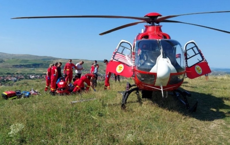 Aterizare eșuată pentru un parașutist din Cluj. Tânărul, preluat de un elicopter SMURD