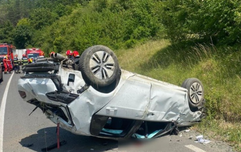Un bărbat a rămas inconștient în urma unui accident grav în Cluj-Napoca. Mașina a aterizat pe plafon