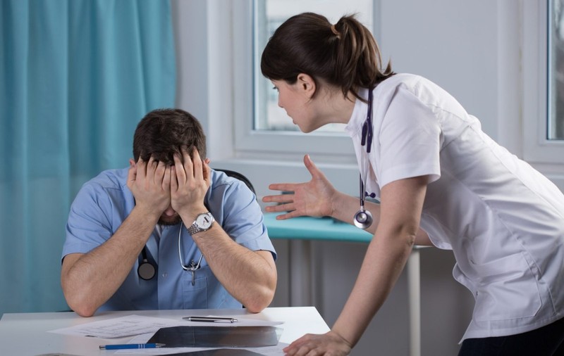 O treime dintre doctori suferă de burnout, iar peste 50% vor să plece în străinătate, spune șeful Colegiului Medicilor