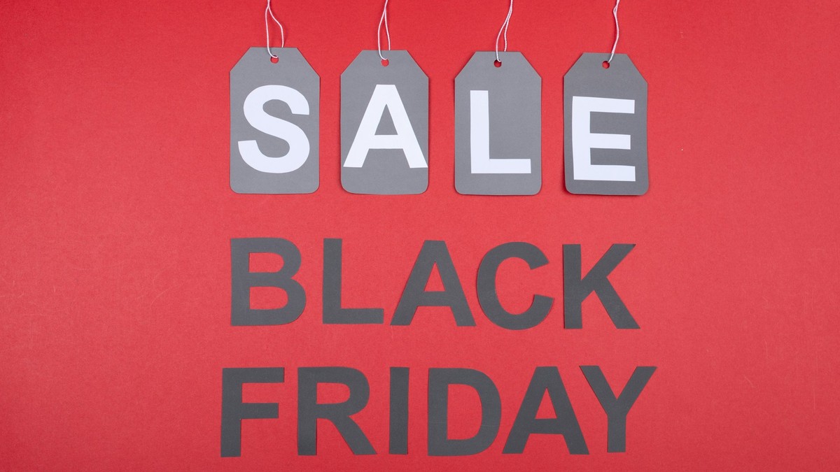 Alevia - vizual cu black friday scris cu negru pe un fundal rosu si cuvantul sale scris deasupra cu alb.