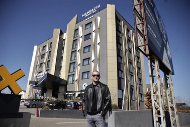 Ștefan Mandachi în fața hotelului din Suceava în care găzduiește refugiații | Foto: Dumitru Angelescu