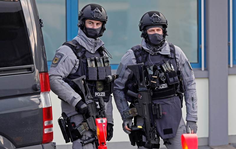 Incident de securitate pe un aeroport din Germania. O mașină a distrus o barieră şi a pătruns pe pistă