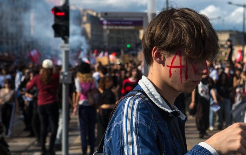 Elevi de liceu care protestează cu pancarte și bannere în timpul Actului V al mobilizării elevilor de liceu din Bordeaux, Franța, pe 13 octombrie 2026,