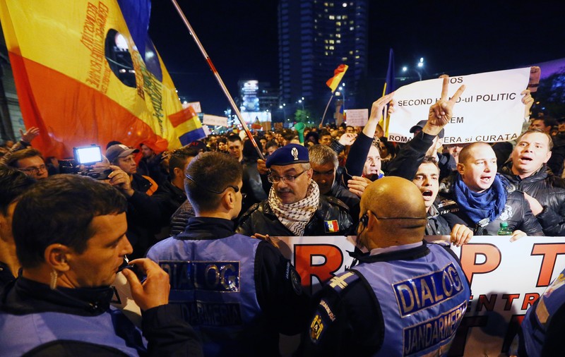 ROMÂNIA, PROTESTE ÎN STRADĂ! Galeriile din București pregătesc un manisfest pe care ^îl vor împrăștia diseară, la protestele din Piața Universității