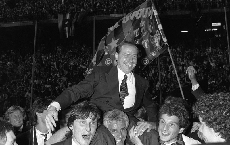 Ce spun românii care au jucat pentru Berlusconi la AC Milan: „Am învățat să fiu exigent de la dânsul. Unul dintre revoluționarii fotbalului”