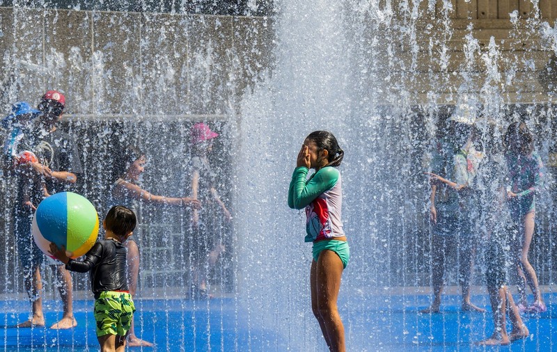 Marea Britanie se topește la peste 40 de grade Celsius. Cum și-au petrecut englezii ziua cu cele mai mari temperaturi din istorie