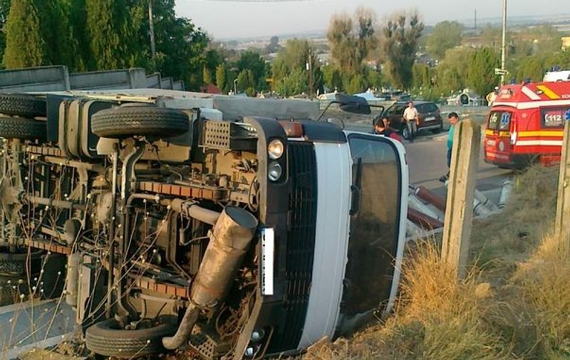 Autoutilitară încărcată cu tuburi de oxigen, răsturnată lângă un cimitir din Slatina