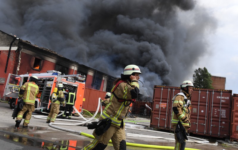 FOTO | Incendiu la un centru comercial din Berlin. 150 de pompieri s-au luptat cu focul