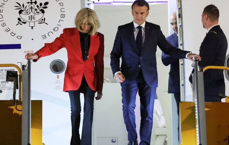 Emmanuel Macron, împins de soție la sosirea în vizita din Vietnam: cum comentează biroul președintelui francez momentul tensionat | VIDEO