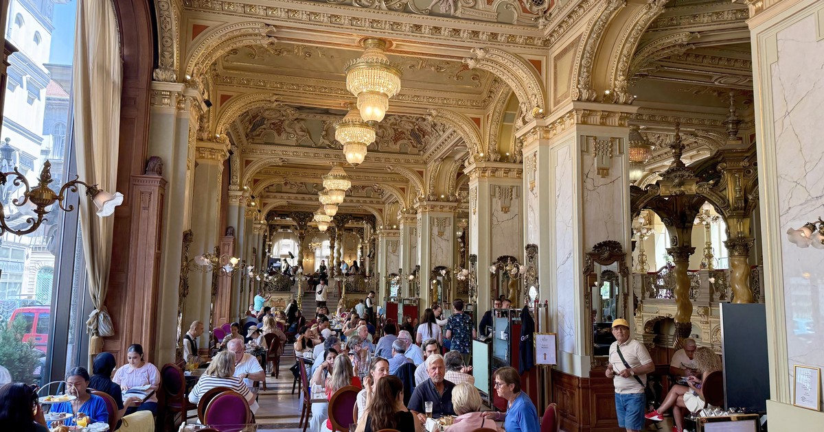 New York Café din Budapesta atrage zilnic sute de vizitatori dornici să vadă cu ochii lor interiorul care seamănă cu un palat