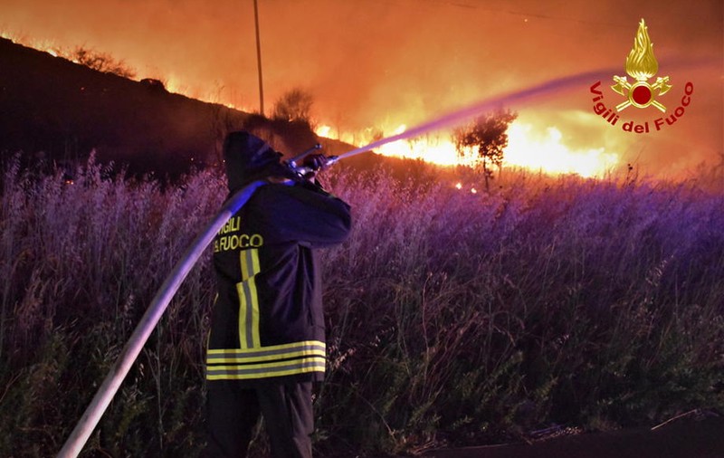 Italia, lovită de inundații în nord și de incendii în sud