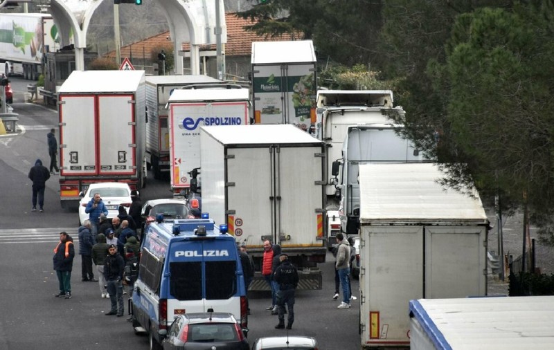 Un șofer de TIR a fost omorât în timpul protestului declanșat de camionagii față de scumpirea motorinei, în Italia