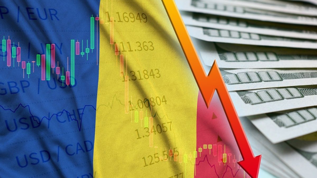 Steagul României și graficul care arată scădere, cu un evantai de bancnote de dolar