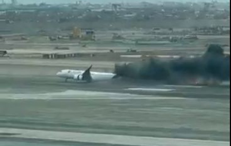 O mașină de pompieri, spulberată de un avion care decola, pe aeroportul din Lima. VIDEO cu momentul impactului